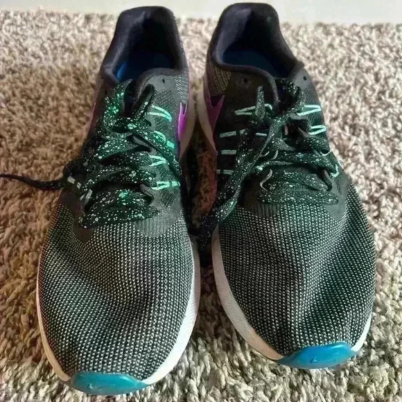 Nike Shoes - Woman’s Nike tennis shoes. Size 9.